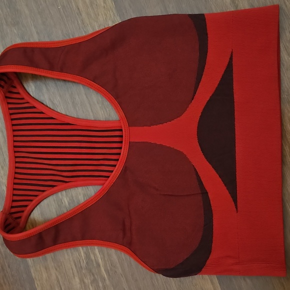 ALALA Convertible Seamless Sports Bra & Leggings Set Bright & Dark Red Stripes - Picture 5 of 16